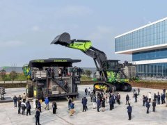 中联重科全新推出自主研发的三节臂窄体挖掘机