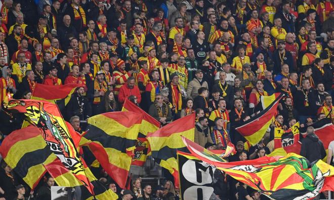 朗斯球迷联名抗议法甲赛程延期决策 指控巴黎圣