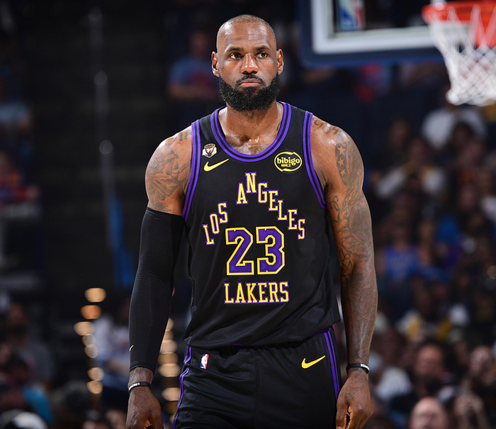 湖人惨遭雷霆血洗半场落后31分詹姆斯悲凉离场