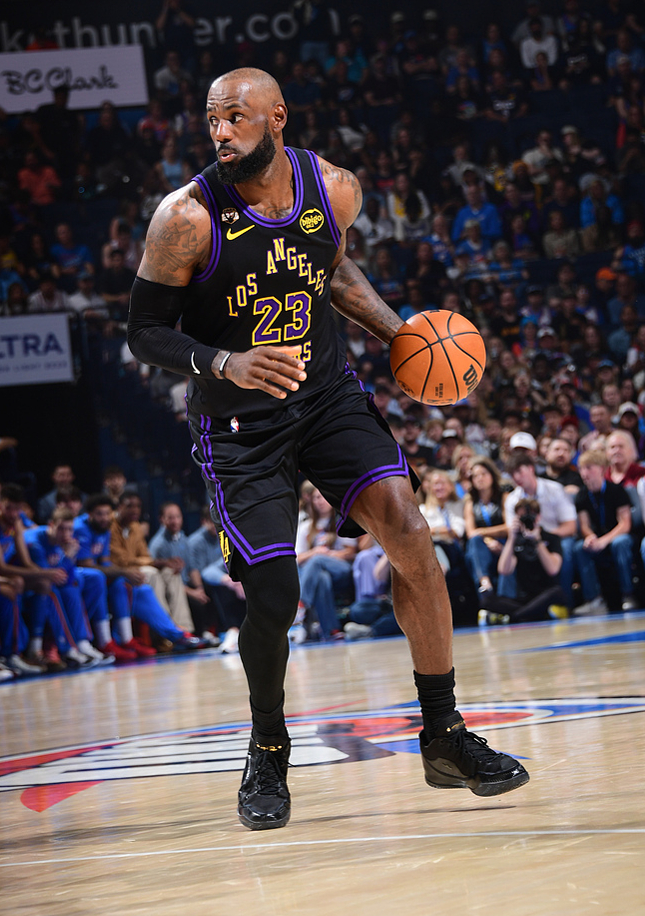 湖人惨遭雷霆血洗半场落后31分詹姆斯悲凉离场