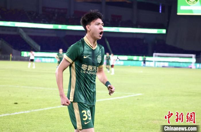 绿城主场4-2击败长春亚泰，王钰栋双响带动球队