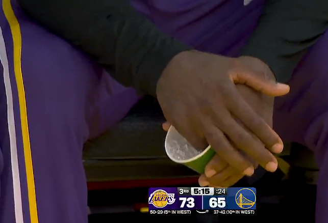 詹姆斯右手受伤引关注 湖人季后赛前景存疑