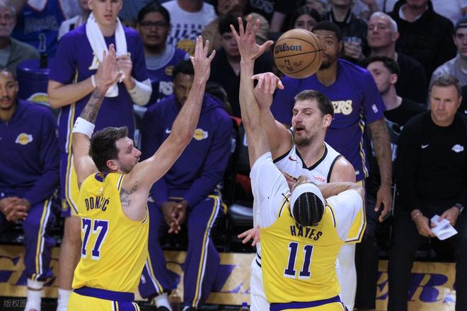 雷霆大胜湖人43分 东契奇伤退致湖人惨败 西部格