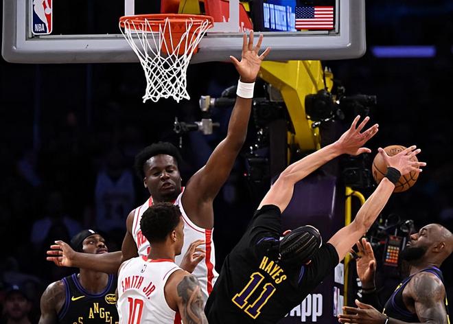 湖人双杀火箭卡佩拉惨淡表现引质疑